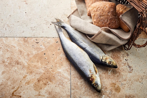 Panes de fondo del cristianismo y dos pescados en una cesta