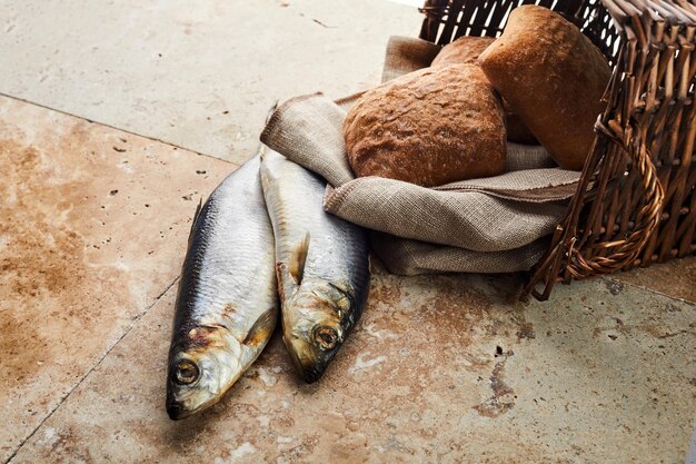 Panes de fondo del cristianismo y dos pescados en una cesta