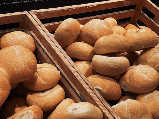 Panes frescos y bollos en productos horneados de panadería rústica sobre fondo rústico y mercado de alimentos de campo