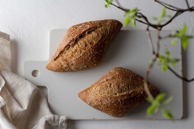 Panes de grano entero y pan casero. Concepto de comida casera saludable