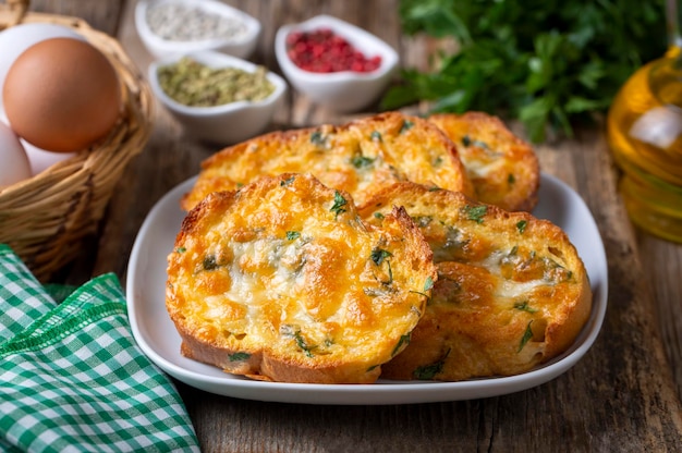 Panes De Huevo Turco. Se llama "Yumurtali Ekmek" en turco. Tostada francesa. Desayuno tradicional turco y árabe Pan de huevo frito o horneado. Pan de huevo con queso y perejil.