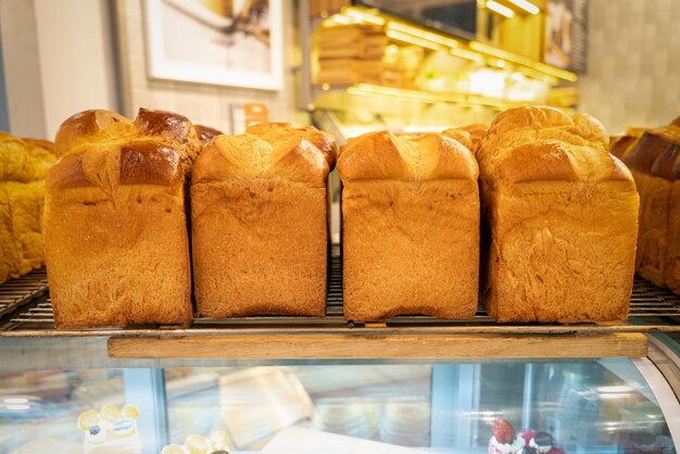 Panes de masa fermentada recién horneados al horno Panes con una corteza dorada Surtido de panes bollería fresca en el mostrador de la tienda