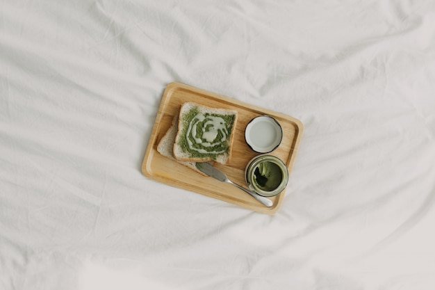 Los panes y el matcha del té verde se atascan en la placa de madera.