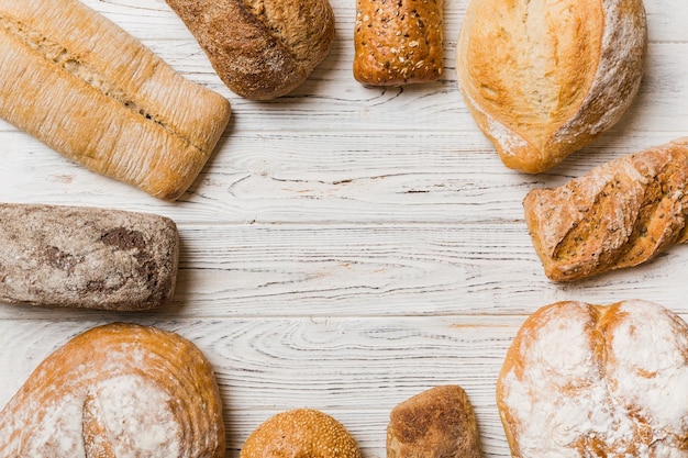 Panes naturales caseros Diferentes tipos de pan fresco como vista superior de fondo con espacio de copia