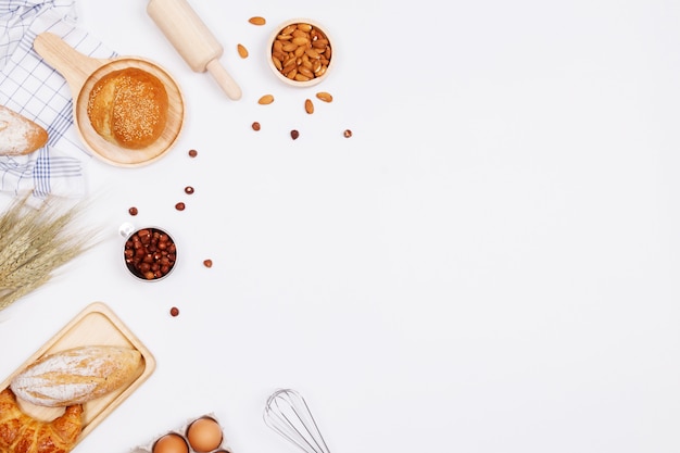 Foto panes o panes caseros, croissant e ingredientes de panadería.