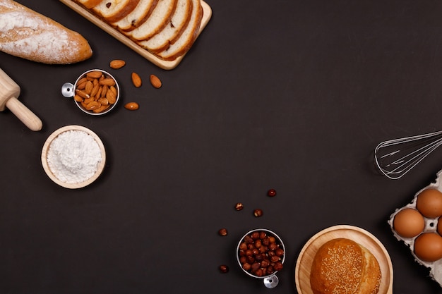 Foto panes o panes caseros, croissant e ingredientes de panadería.