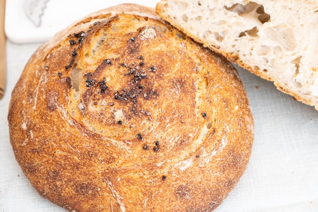 Panes orgánicos elaborados con masa madre con diferentes cereales y cocinados al fuego de leña.