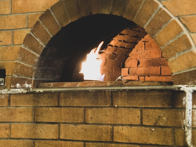 Panes de pita en pan típico libanés de ladrillo en un horno panadero