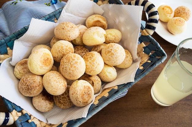 Panes de queso horneados en la canasta