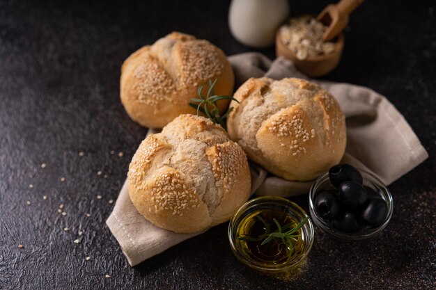 Foto los panes de sesambrotchen caseros con semillas de sésamo de la panadería artesanal