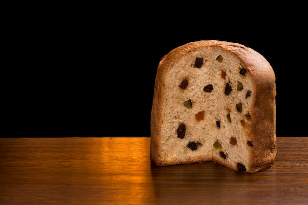 Panetone brasileiro, um doce tradicional da brasilidade com fundo preto.