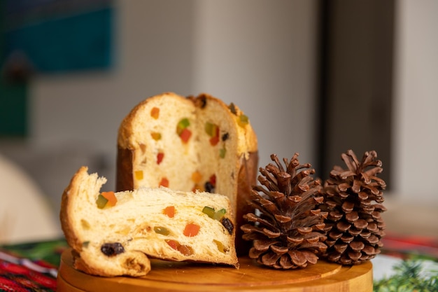 Panetone clássico italiano em uma mesa decorada com pinhas esperando o Natal