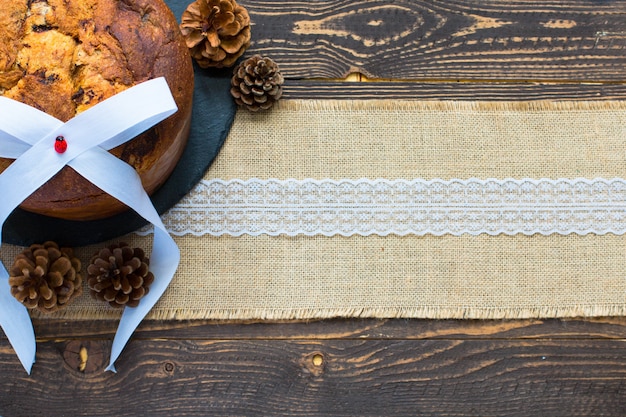 Panetone com chocolate e decoração de natal