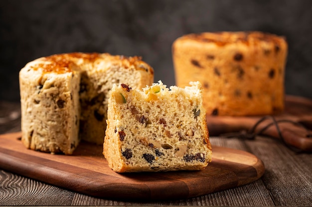 Panetone com frutas cristalizadas, pão tradicional de Natal.