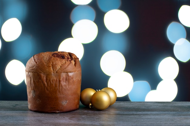 Panetone de bolo de chocolate de Natal com um fundo azul claro ou panetone chocotone