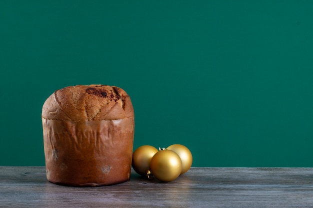 Panetone de bolo de chocolate de Natal com um fundo chroma ou panetone chocotone