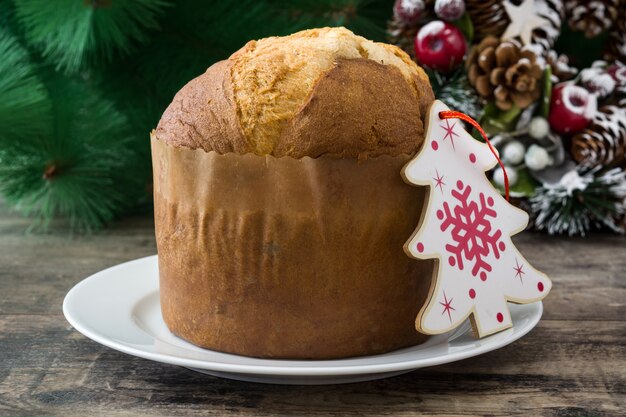 Panetone de bolo de Natal e decoração de Natal em uma superfície de madeira rústica