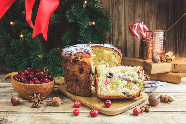 Panetone de bolo de Natal e decorações de Natal