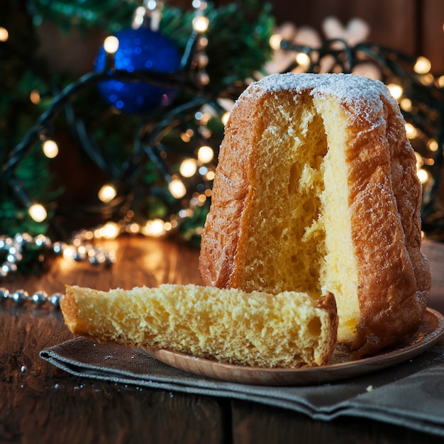 Panetone de bolo de natal em cima da mesa de madeira