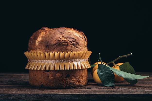 Panetone de bolo de natal em mesa rústica