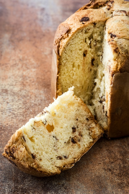 Panetone de bolo de Natal em um enferrujado de madeira