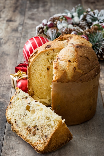Panetone de bolo de Natal em um rústico de madeira