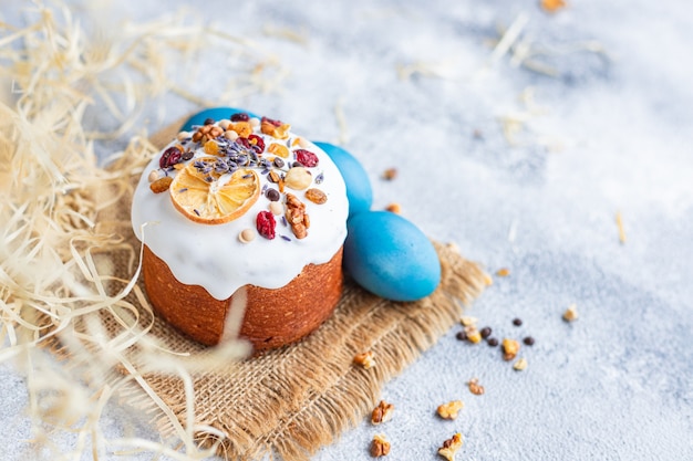 Panetone de bolo de Páscoa e ovos de Páscoa em mesa festiva com guloseimas tradicionais