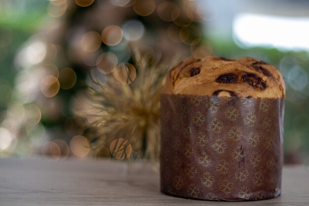 panetone de chocolate no fundo da mesa para mensagem de Natal delicioso panetone na ceia