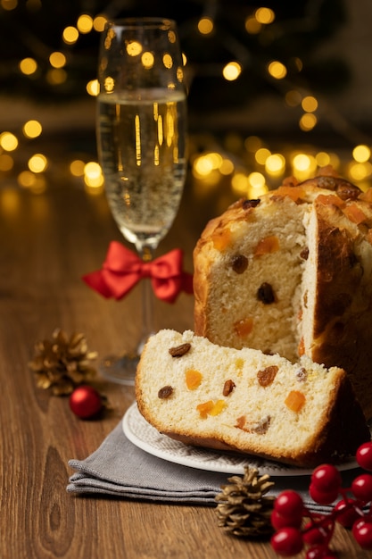 Panetone de natal e bebida em ângulo alto