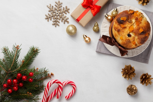 Panetone de Natal e vista superior para presente