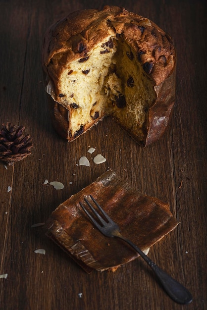 Panetone em uma mesa de madeira