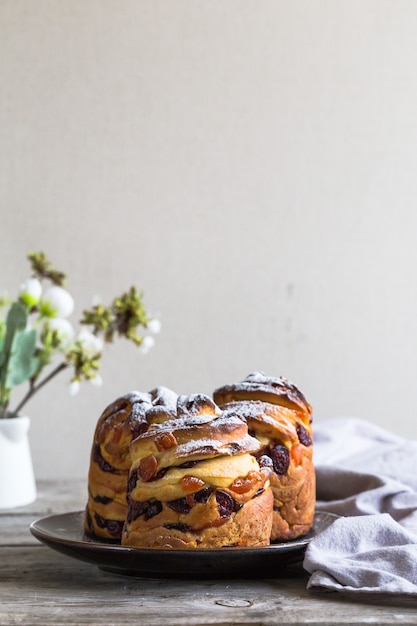 Panetone kulich craffin sobre fondo de madera. Kozunak de pan de Pascua. concepto de espacio de copia.