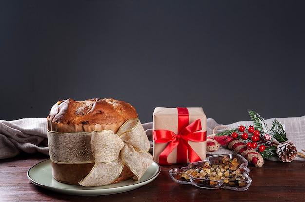 Panettone. Bolo de frutas típico servido no Natal. Copie o espaço