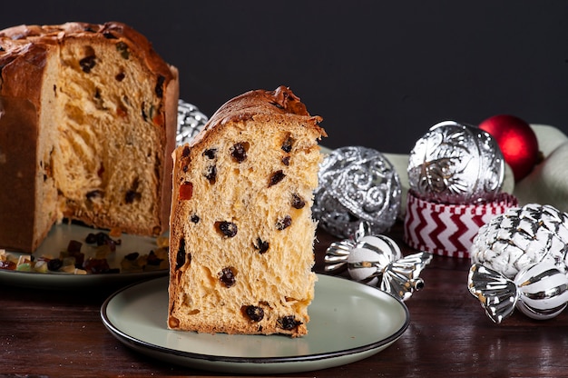 Panettone. Bolo de frutas típico servido no Natal. Copie o espaço