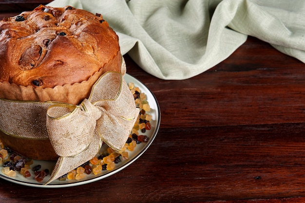 Foto panettone. bolo de frutas típico servido no natal.