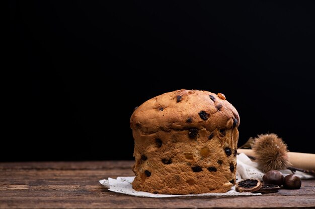 Panettone. Bolo de Natal italiano fresco em uma mesa