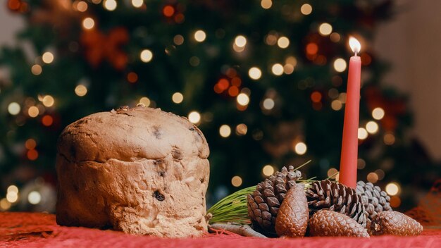 Foto panettone bolo na mesa para o tempo de natal na itália