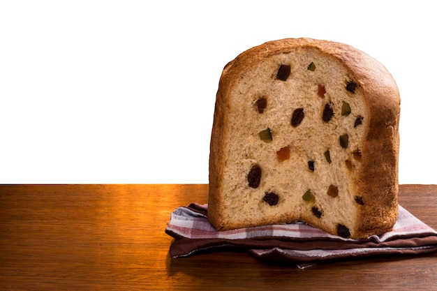 Panettone brasileño, una pastelería tradicional en Brasil con una pared blanca.