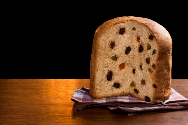 Panettone brasileño, pastelería tradicional brasileña con fondo negro.