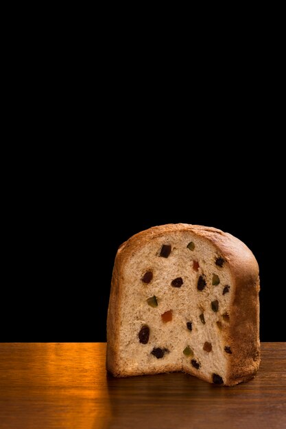 Panettone brasileño, pastelería tradicional brasileña con fondo negro.