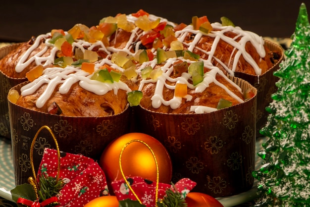 Panettone cubierto con fruta confitada y salsa de chocolate blanco.