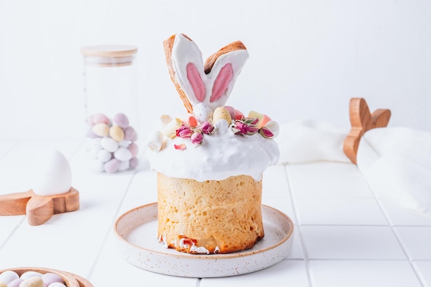 Panettone de Páscoa ou pão doce Kulich decorado com biscoitos de orelhas de coelho mini ovos de chocolate