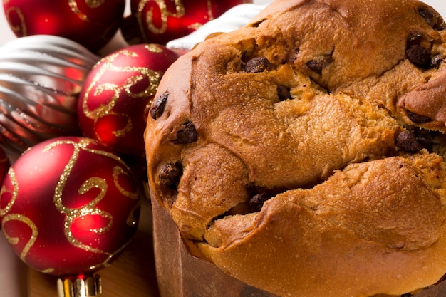 Foto el panettone es el postre tradicional italiano de navidad. chocotone.