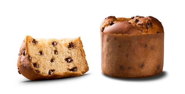 Panettone es el postre tradicional italiano para Navidad en superficie blanca. Chocotone.