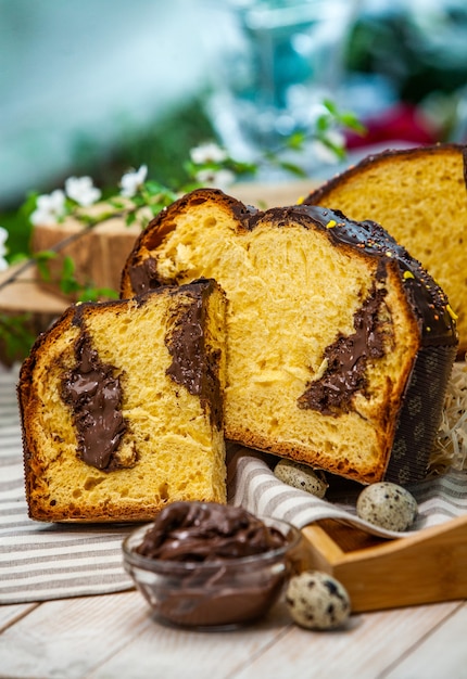 El panettone es un tipo de pan dulce italiano.