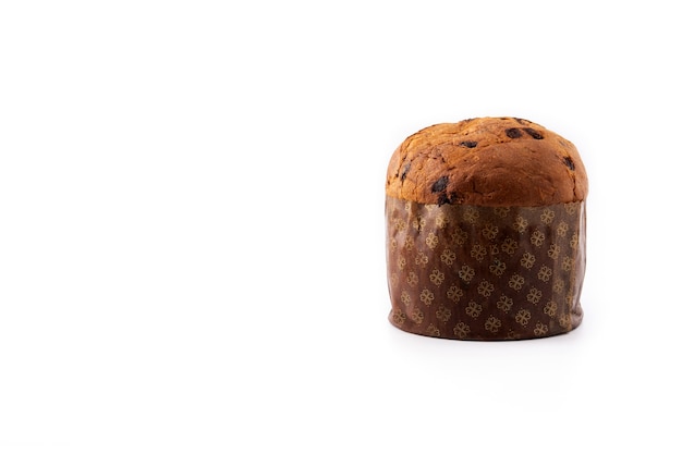 Panettone italiano tradicional para Navidad aislado sobre fondo blanco.