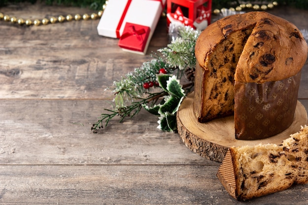 Panettone italiano tradicional para Navidad en mesa de madera rústica