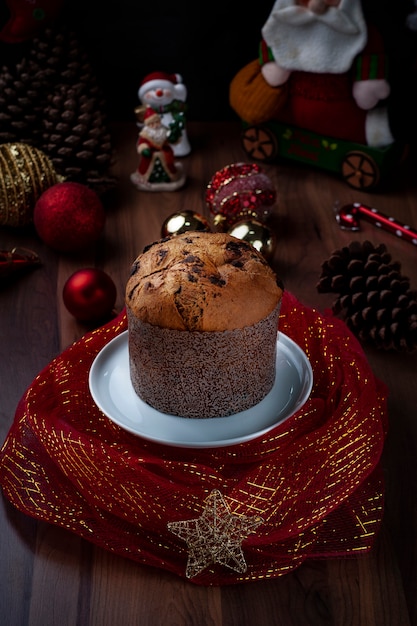 Panettone-Kuchen auf dem Tisch