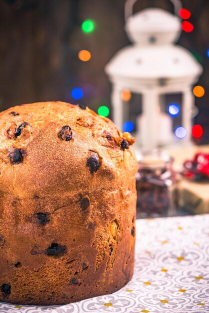 Panettone-Kuchen auf festlich gedecktem Tisch