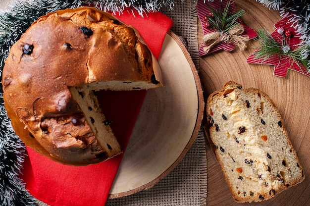 Panettone-Kuchen serviert zu Weihnachten